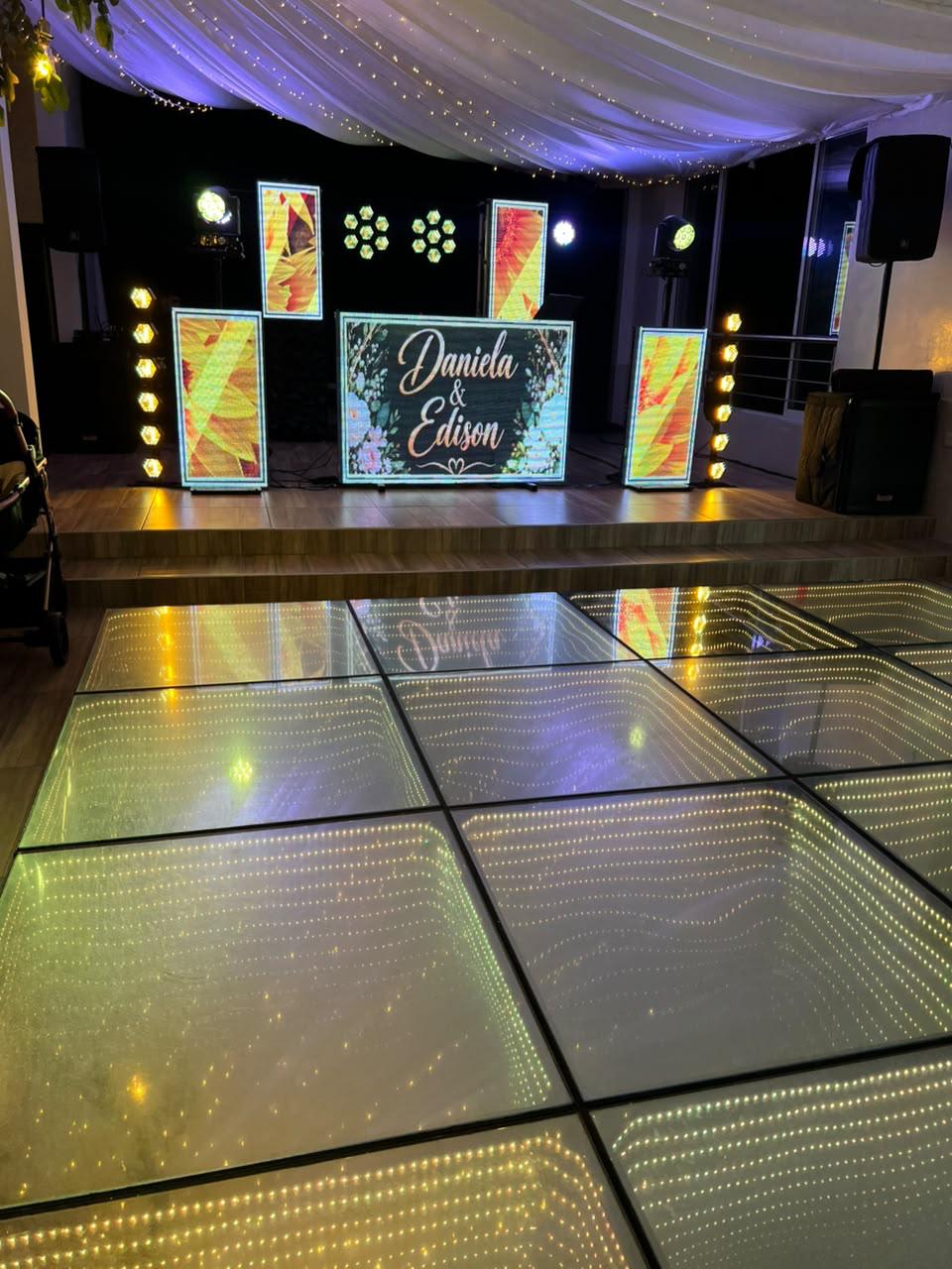 Pista LED infinita y cabina personalizada con nombres de los novios en boda