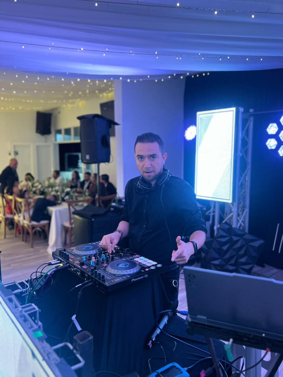 DJ Javi BPM en boda con luces robóticas y truss
