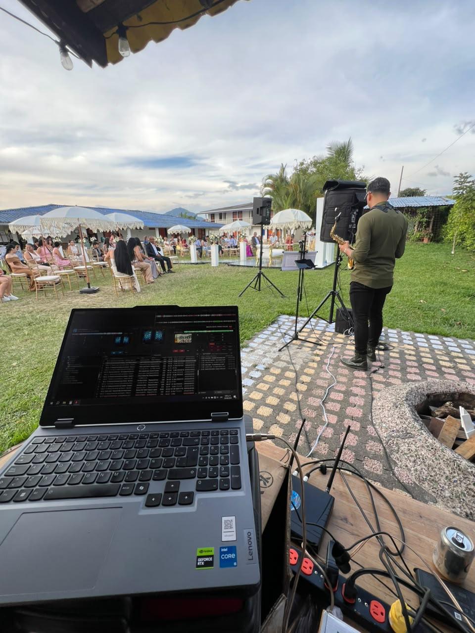 Sonido para coctel al aire libre con DJ en jardín