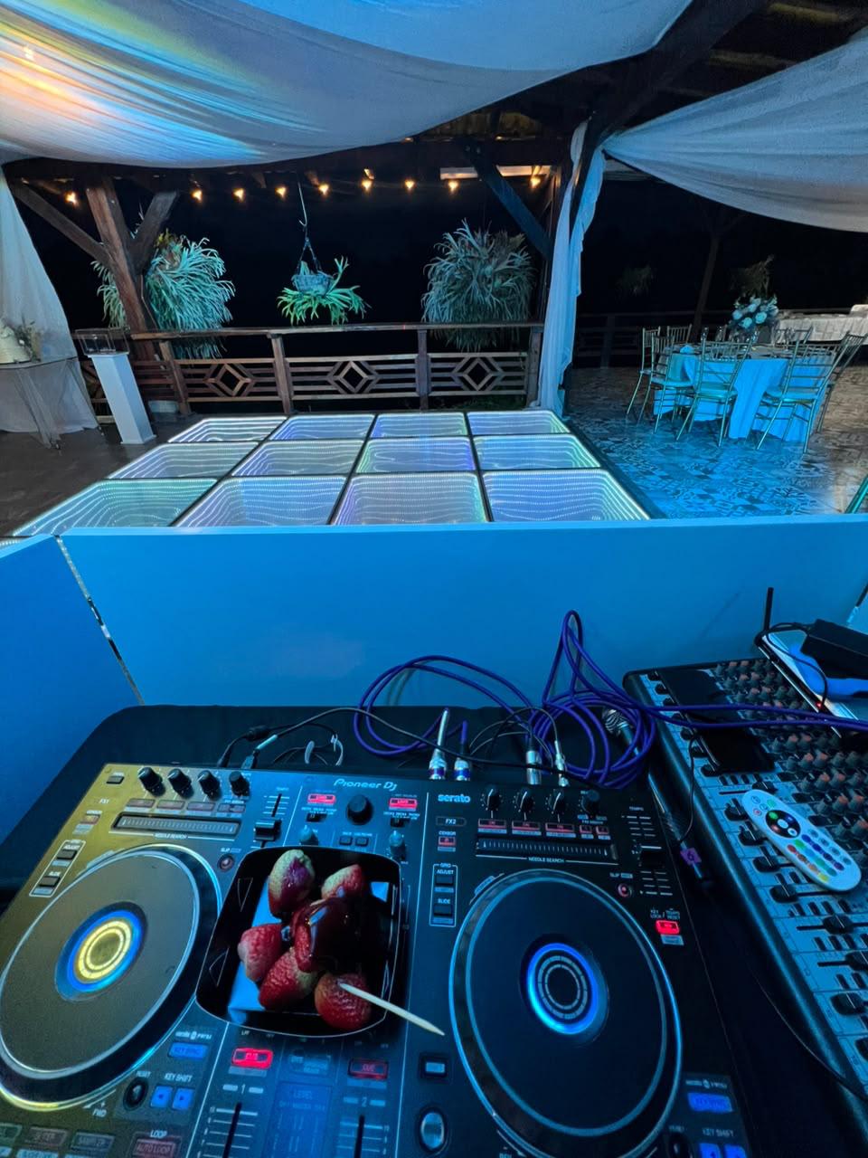 Vista del DJ sobre el controlador con pista LED al fondo