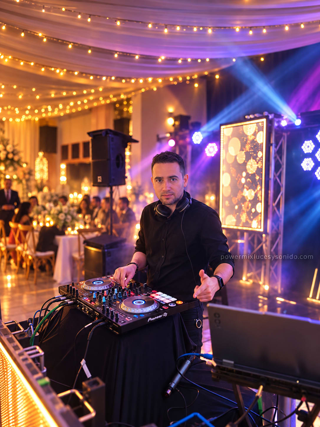 DJ mezclando en boda con pantalla LED, truss y luces moradas