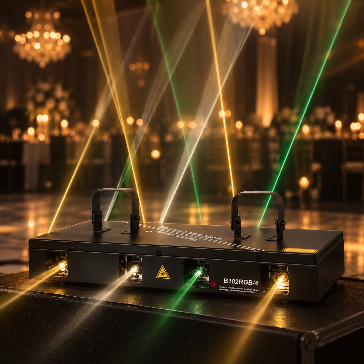 Láser RGB de cuatro cabezas proyectando haces dorados y verdes en salón de eventos