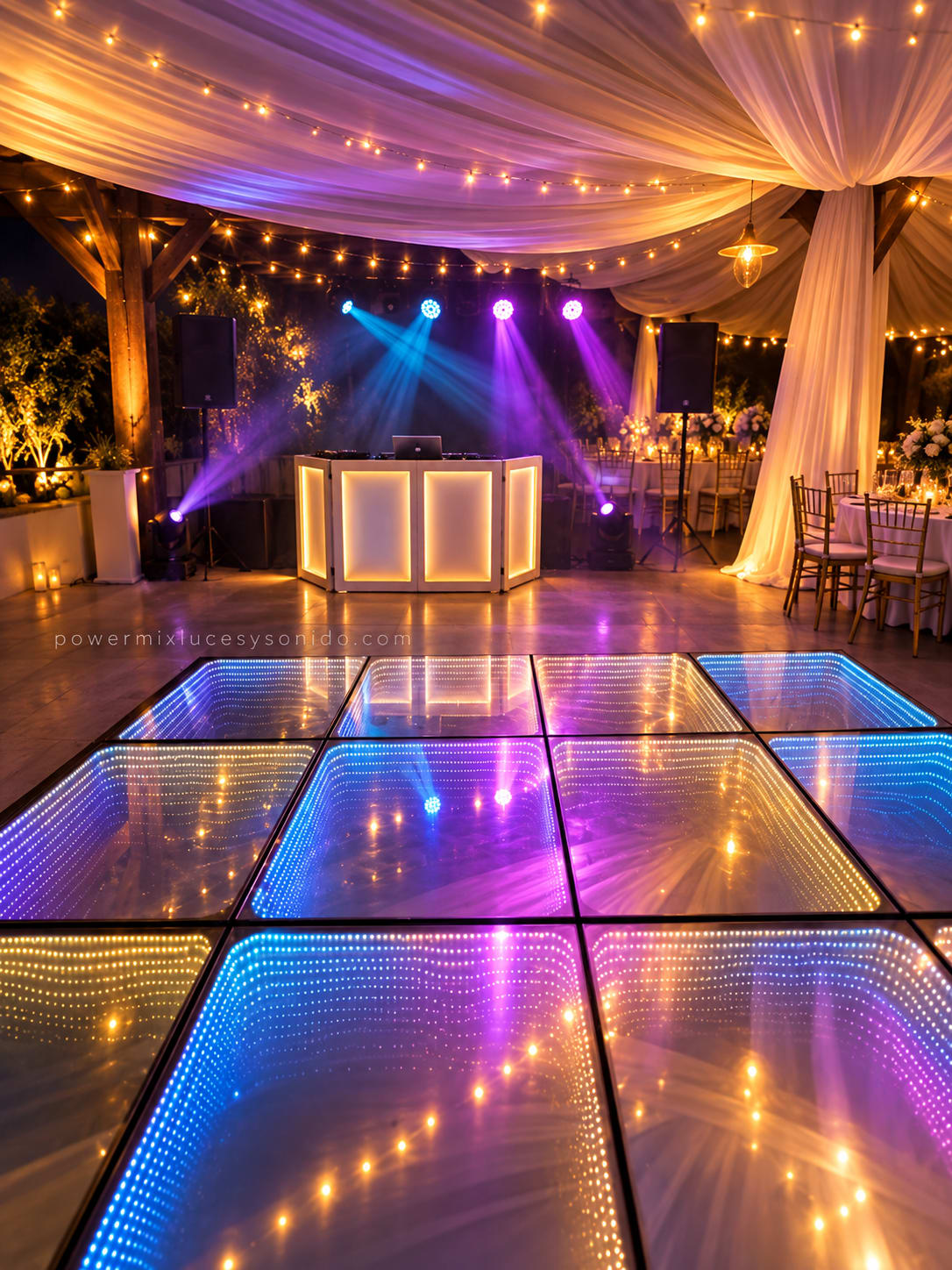 Pista de baile LED infinita con cabina DJ blanca y cabezas móviles en boda campestre