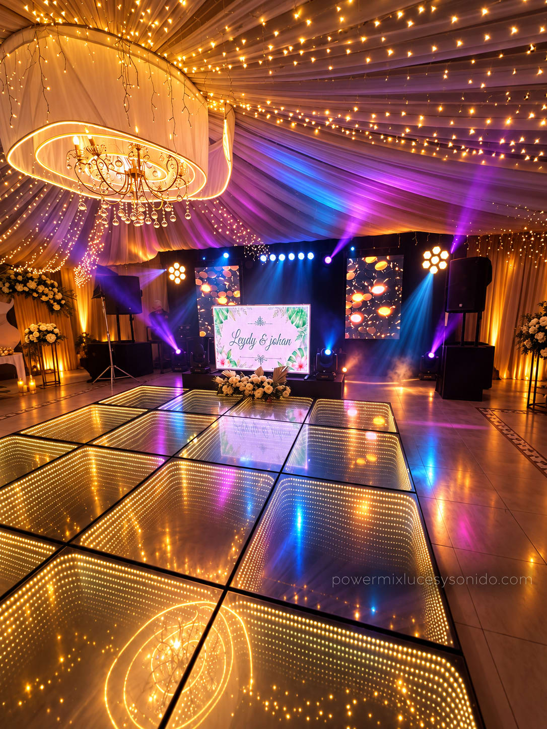 Pista LED infinita frente a tarima con pantallas LED, parlantes y luces en boda