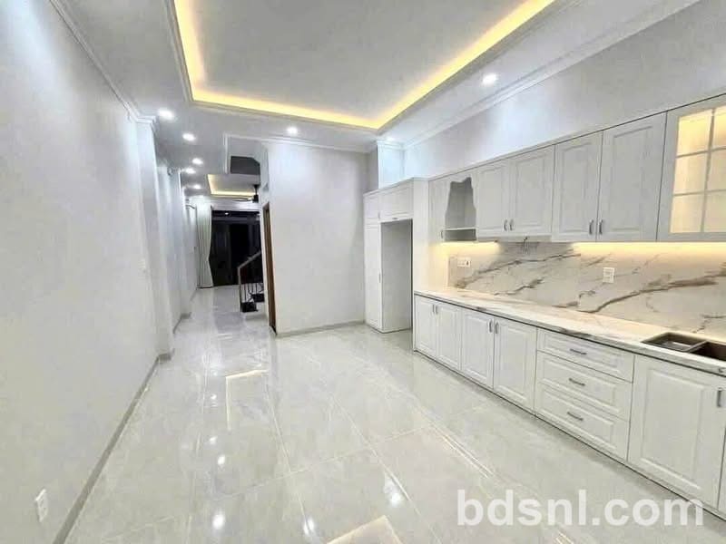 Cho thuê nhà mới 100% - Đối diện Vạn Phúc City