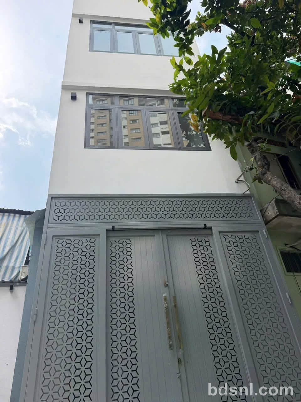 Bán nhà hẻm 654 Lạc Long Quân