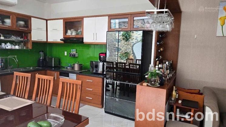 Nhà hẻm ô tô đường Bình Giã