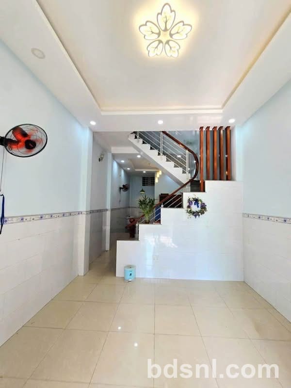 Nhà 3 tầng đường ô tô gần chợ Long Trường