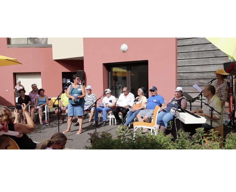 réprésentation publique, christelle devant tous les participants de l'atelier
