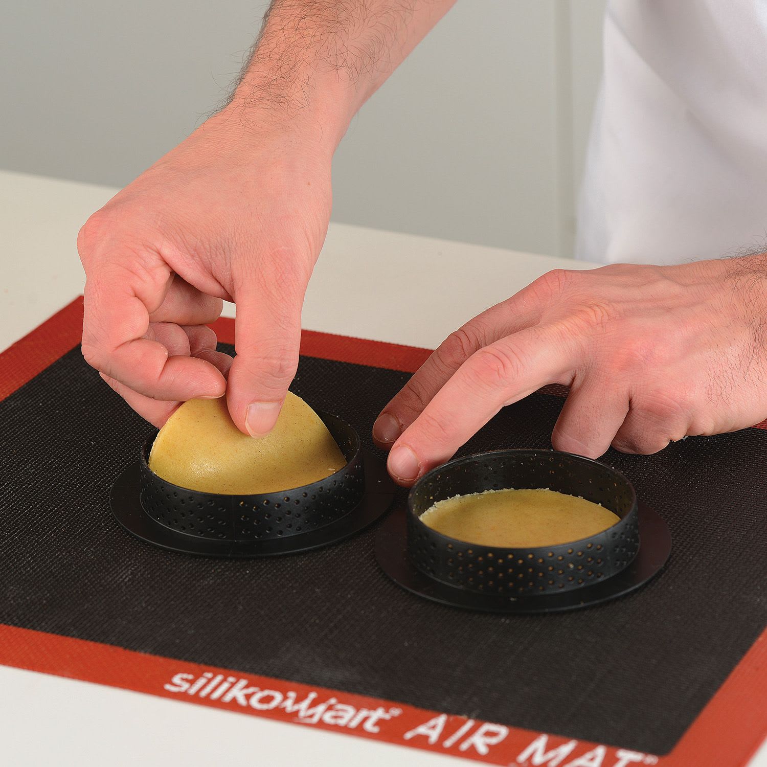 Silikomart Kit Tarte Ring 80 inch Silicone Mold with 6 Cavities Plus 6 Heat-Resistant Perforated Plastic Cutting