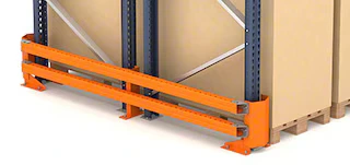 Column protectors on selective pallet racking