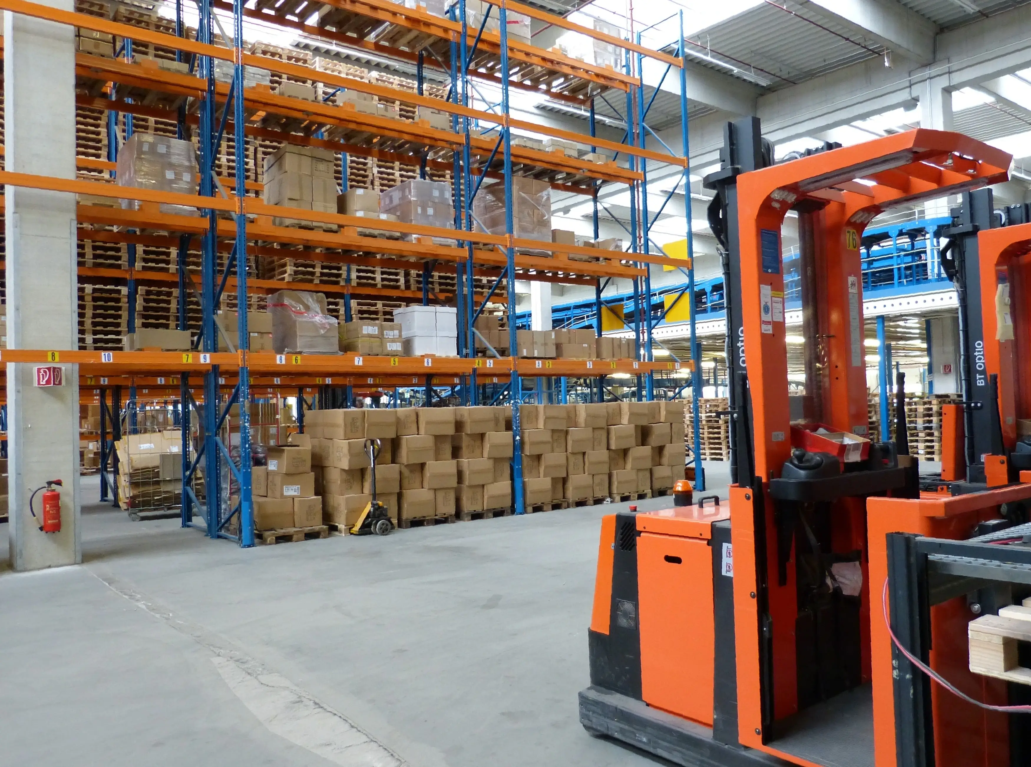 Warehouse with Selective Pallet Racking