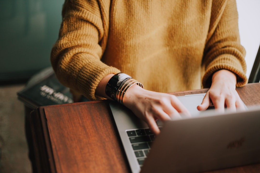 Penulis menyusun artikel dengan heading berbentuk pertanyaan di laptop