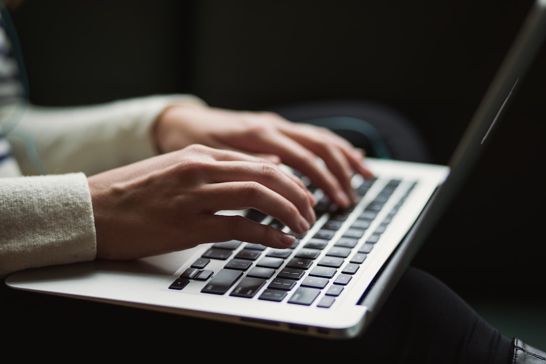 Penulis Indonesia mengetik artikel answer-first di laptop