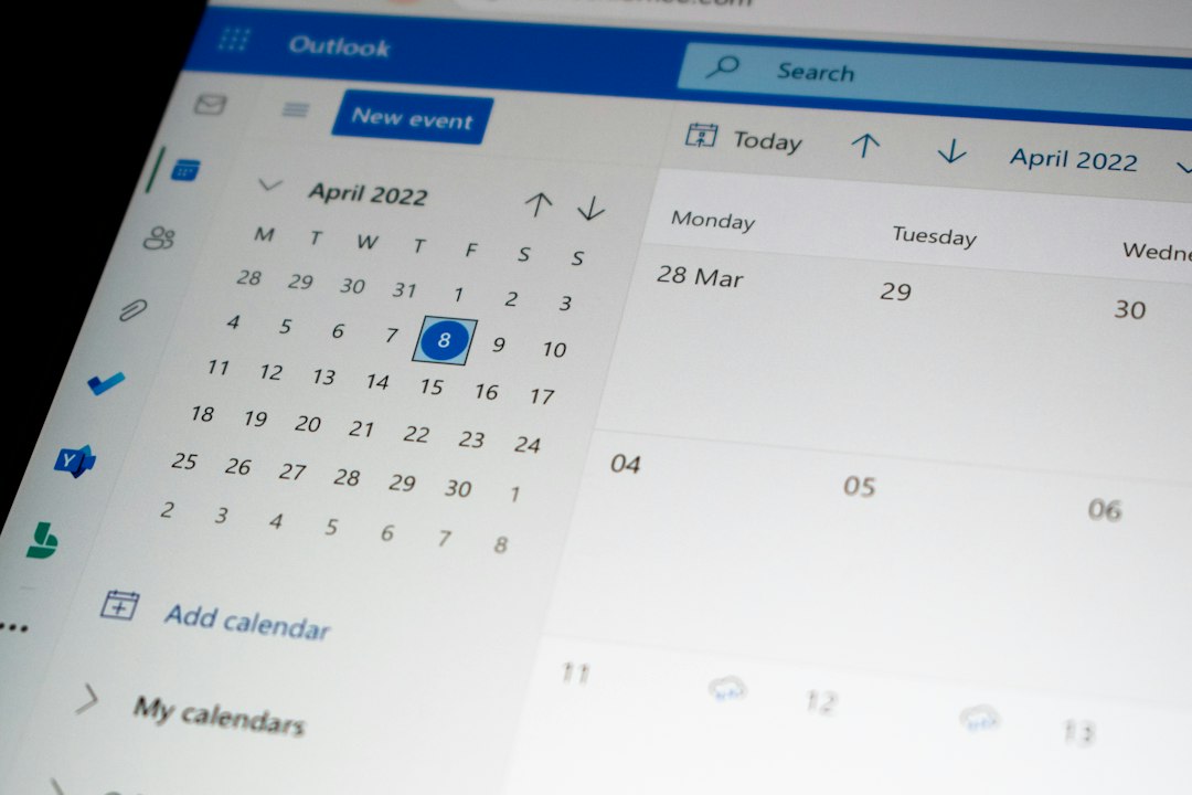 Kalender dan jam di samping laptop sebagai simbol tanggal publikasi artikel