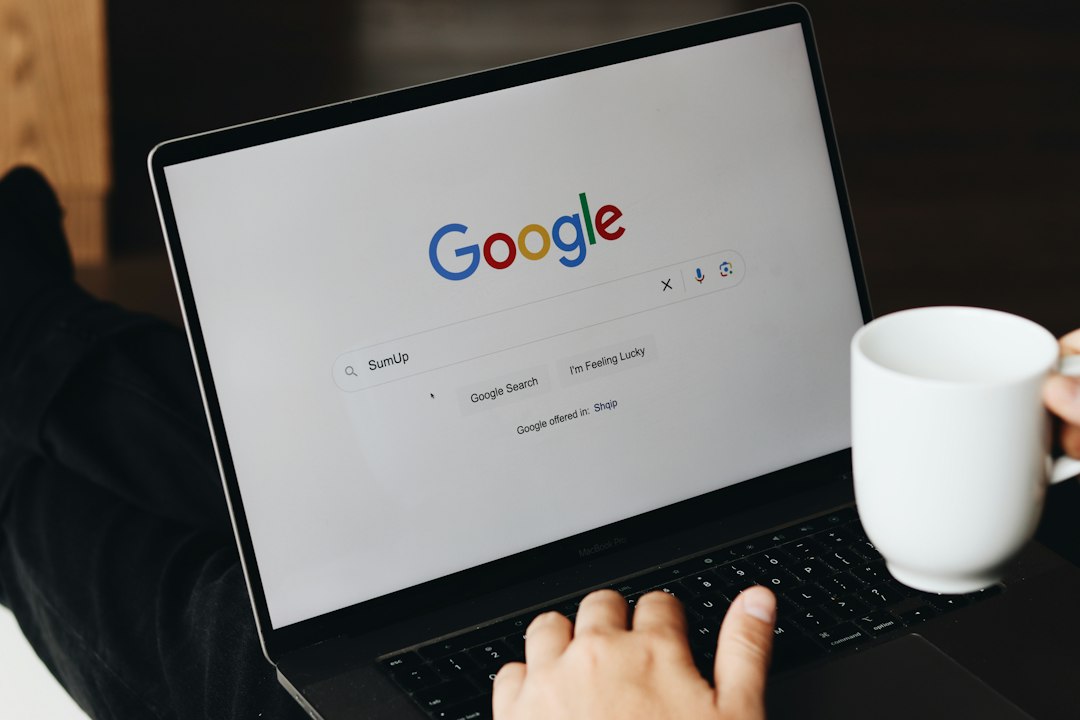 Penulis menyusun paragraf answer-first di laptop