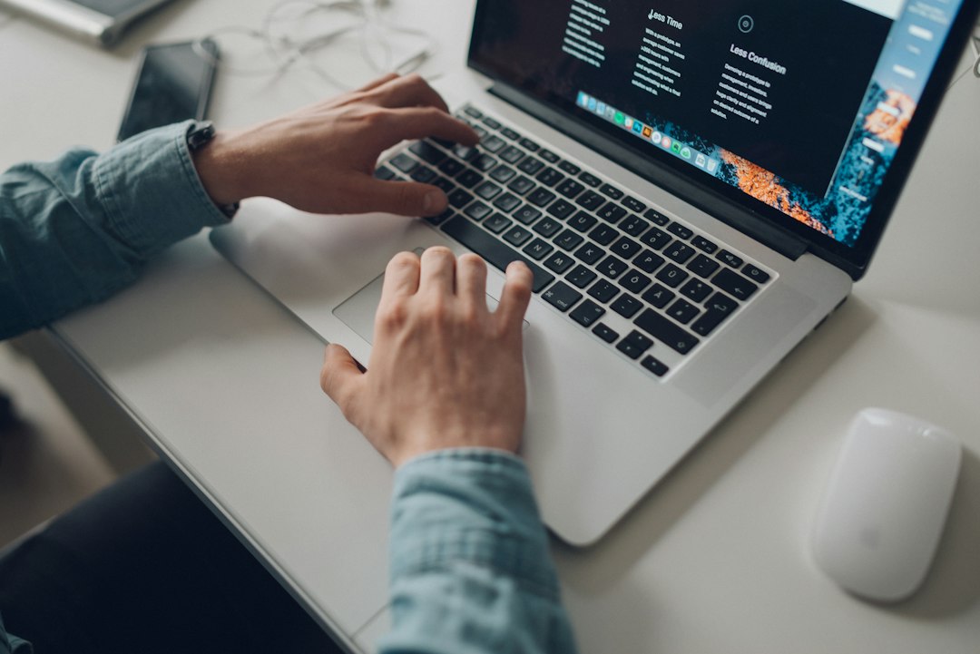 Penulis menyusun bagian FAQ artikel di layar laptop