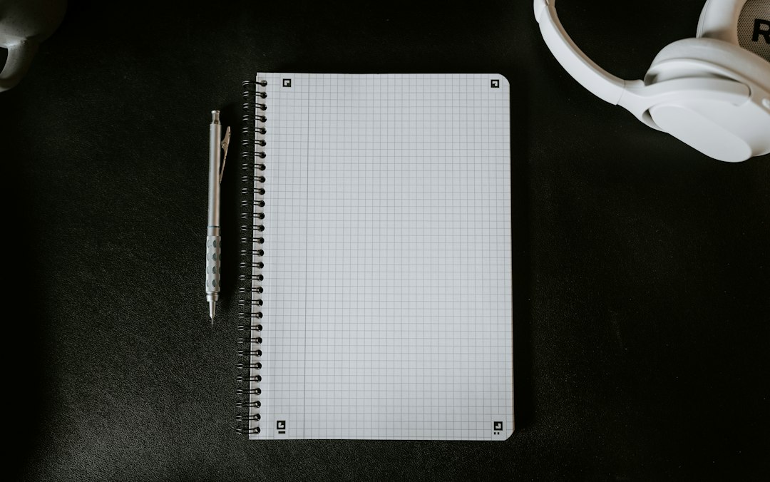 Checklist di buku catatan dengan pulpen di atas meja