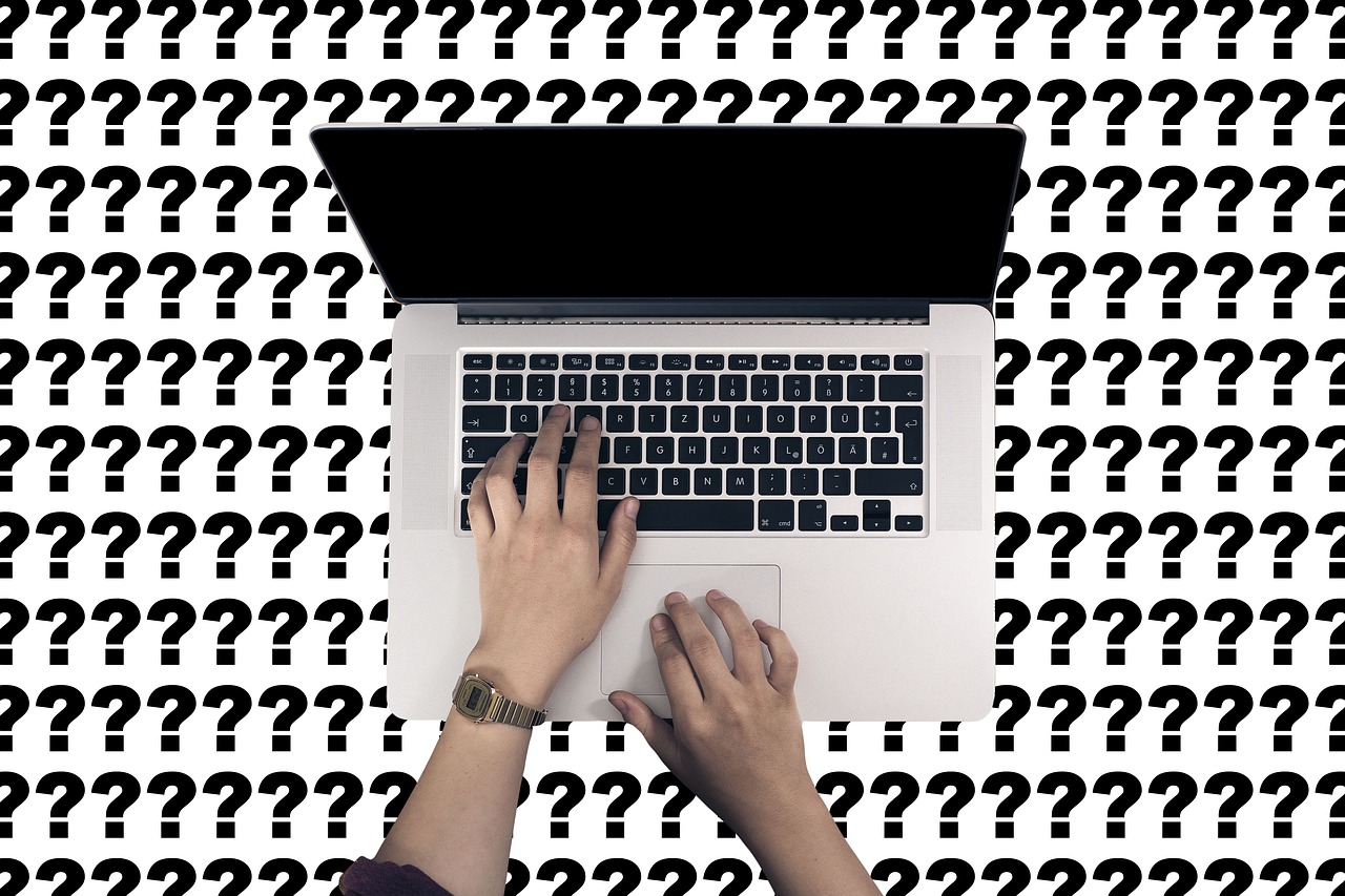 Seseorang mengetik pertanyaan ke kolom pencarian di laptop