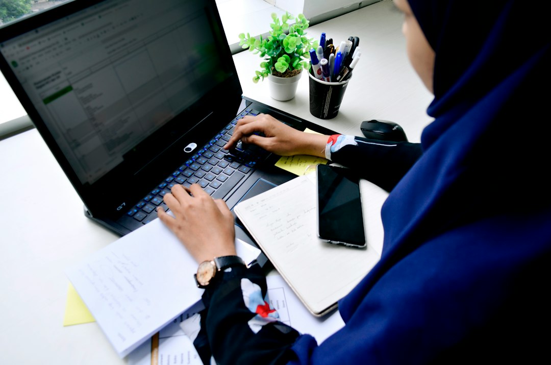 Penulis menyusun konten terstruktur di laptop