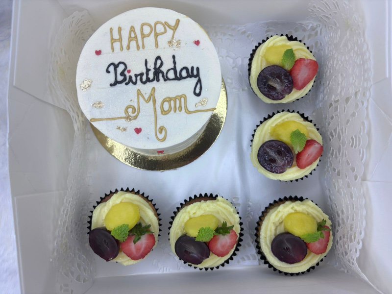 Bento cake avec cinq cupcakes