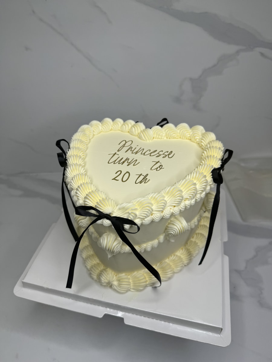 Gâteau en coeur blanc à Noeud