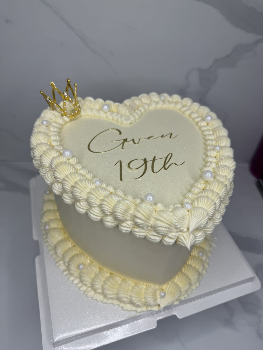 Gâteau en coeur blanc couronné