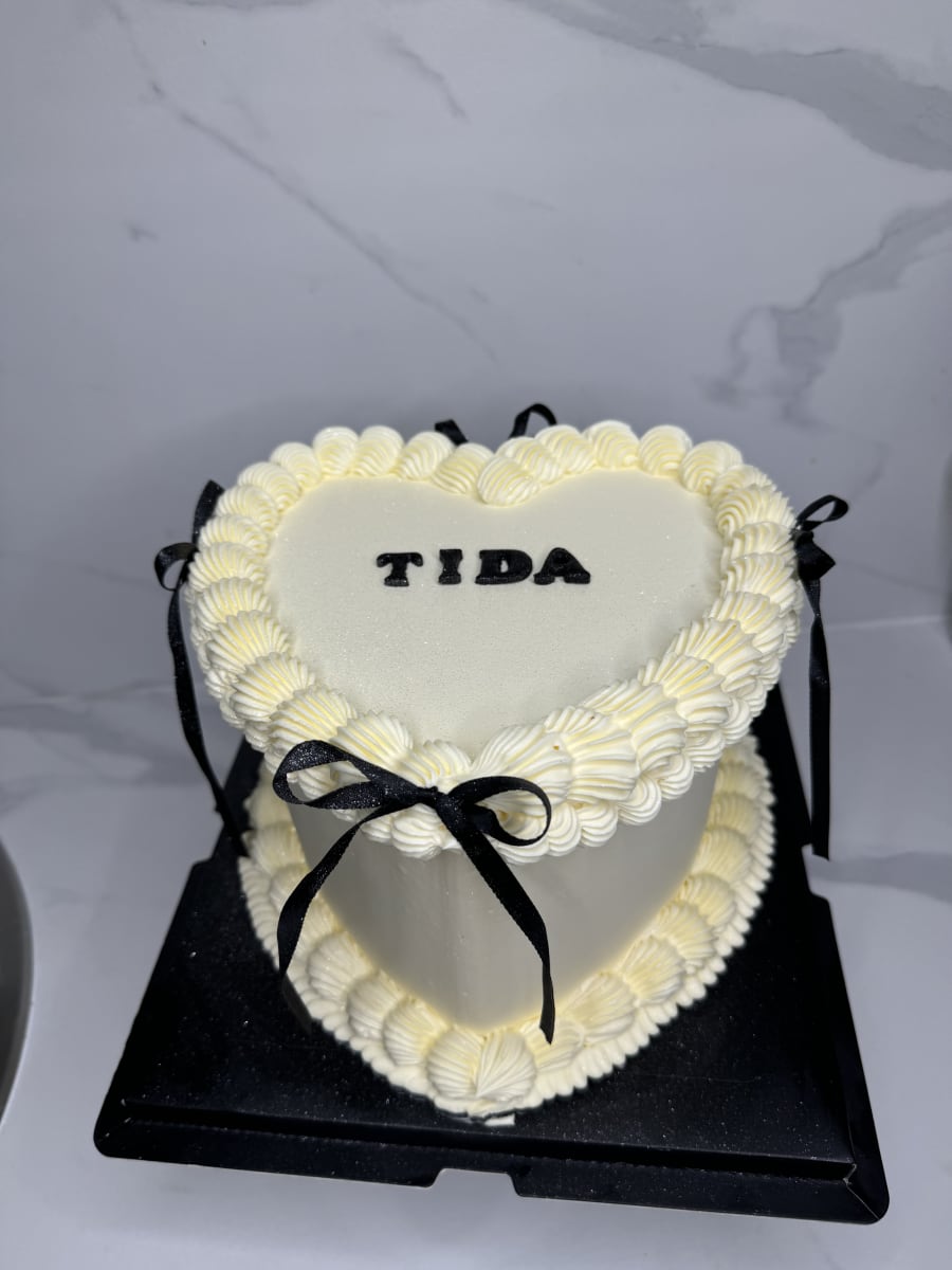 Gâteau en coeur blanc à Noeud