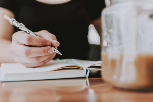 Cómo hacer un diario emocional: guía paso a paso (con ejemplos)