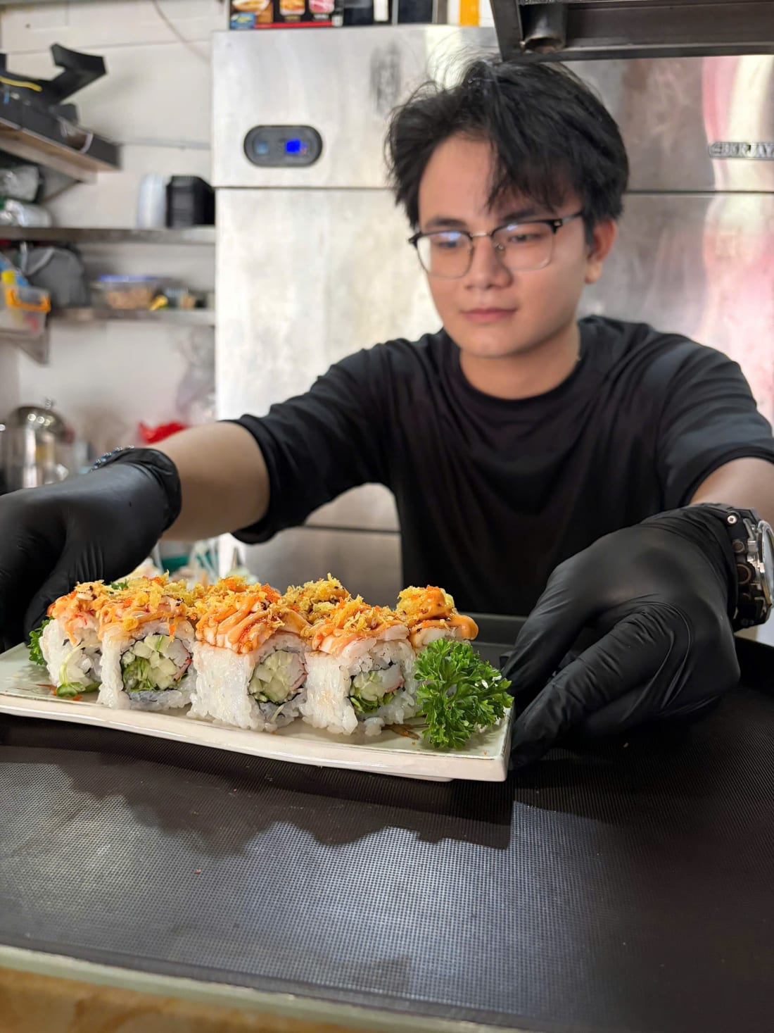 Bếp đang lên món tại KANRI SUSHI