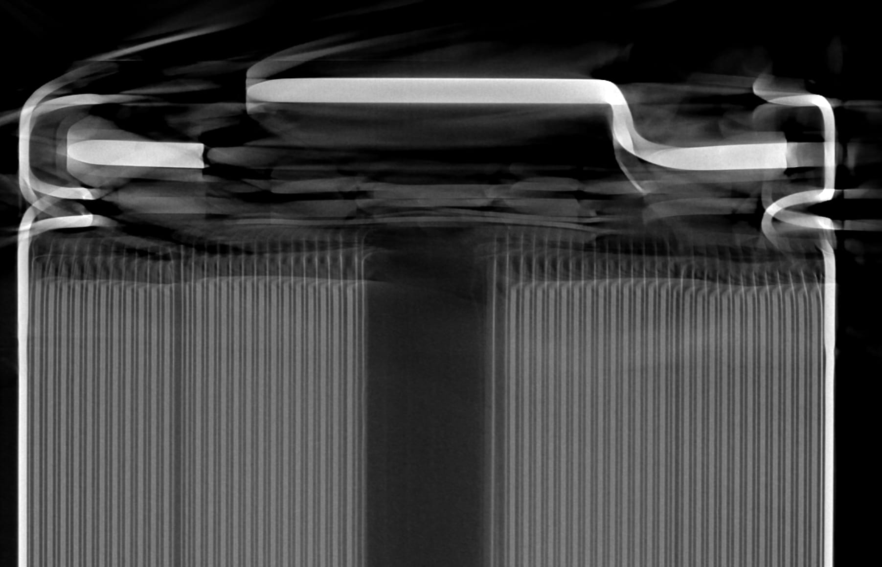 2D slice comparison of the battery. With damaged CT geometry (left) and Voxray-corrected CT geometry (right))