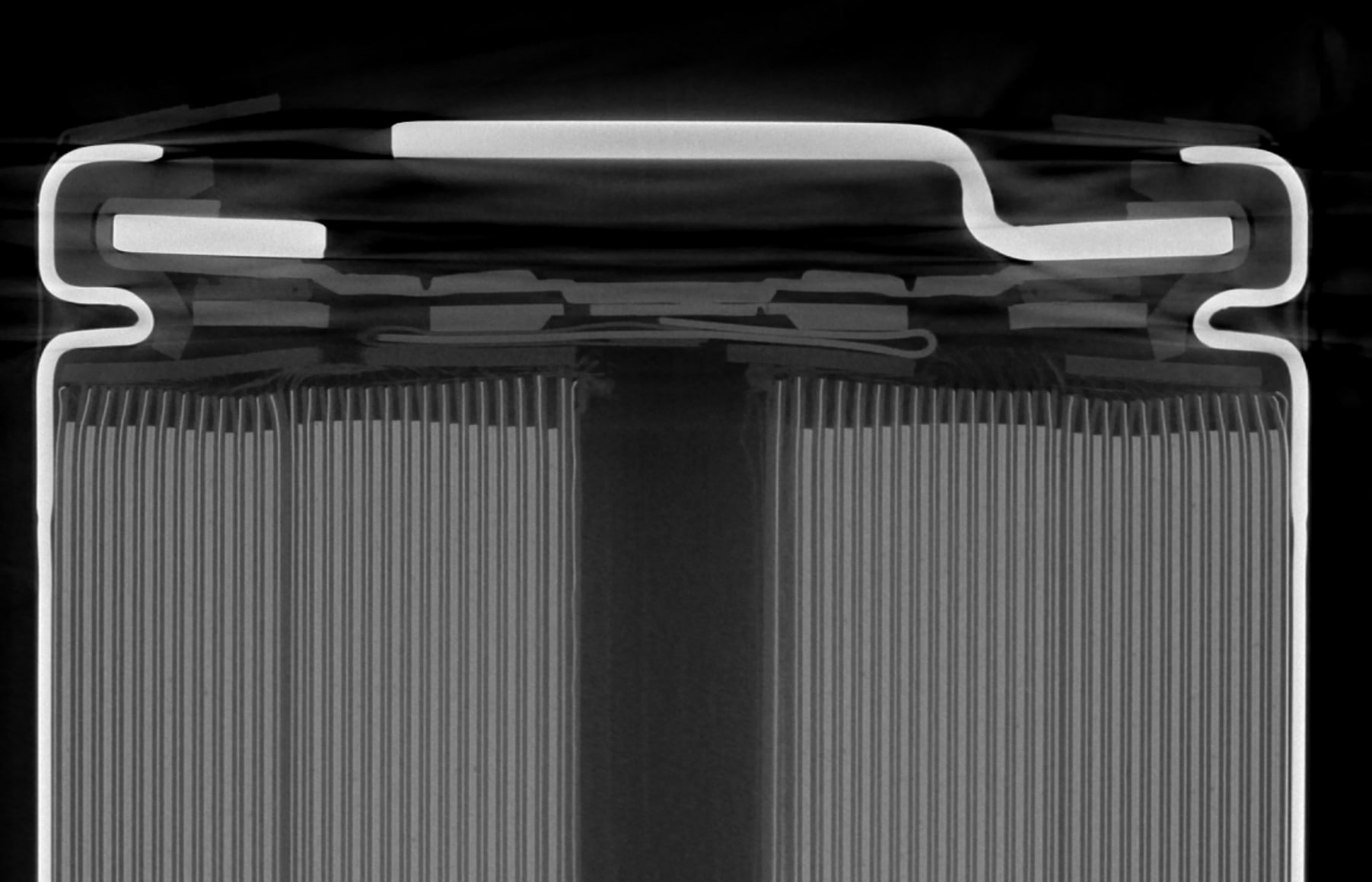 2D slice comparison of the battery. With damaged CT geometry (left) and Voxray-corrected CT geometry (right))