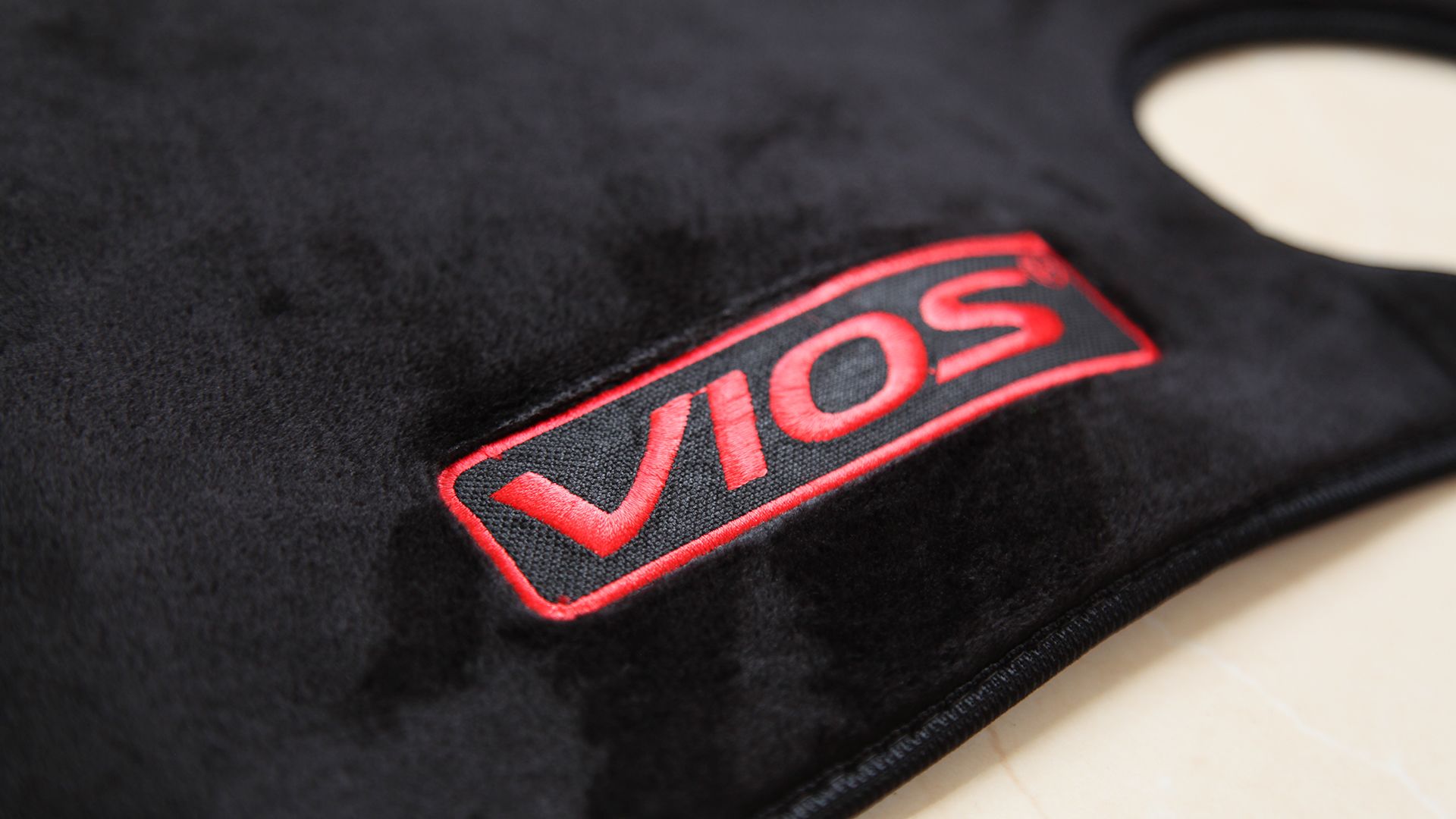 Thảm chống nóng taplo lông cừu được cấu tạo 3 lớp và may viền chặt chẽ, chắc chắn