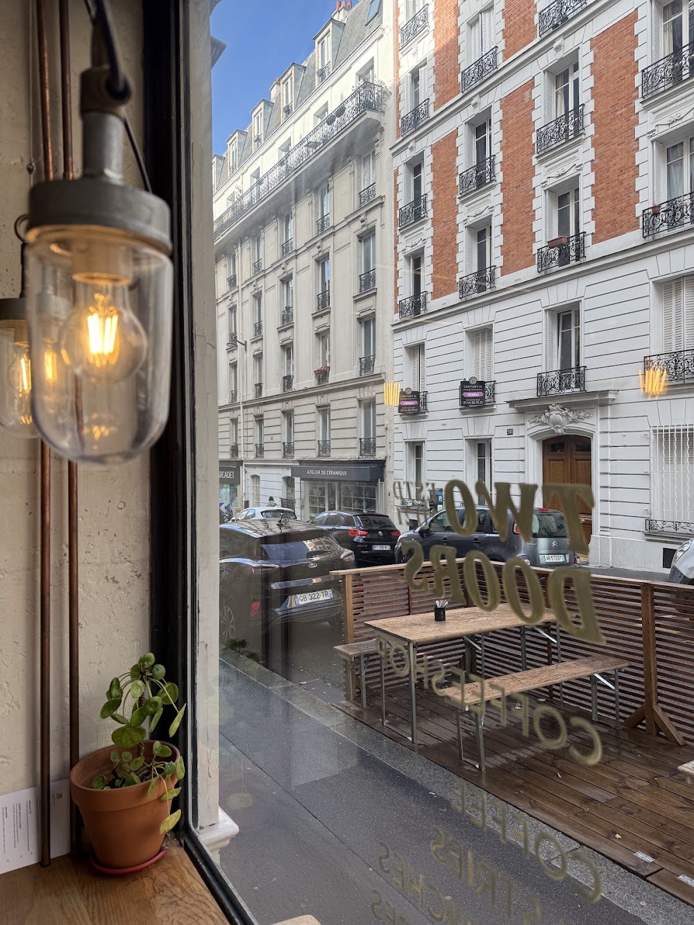 Two Doors Coffee-Shop, café à Paris 18e, photo 5