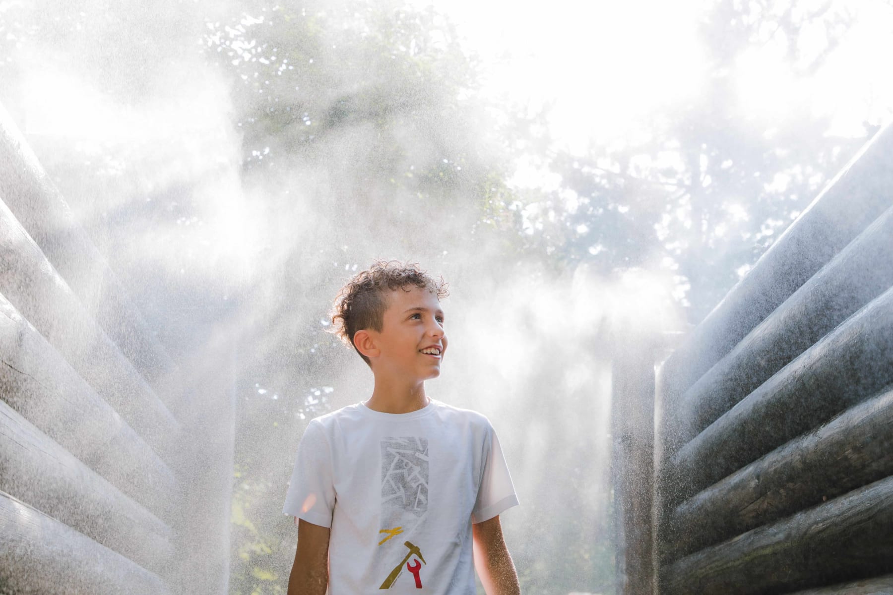 Junge in der Vitalpinum Alpenkrauter Dusche