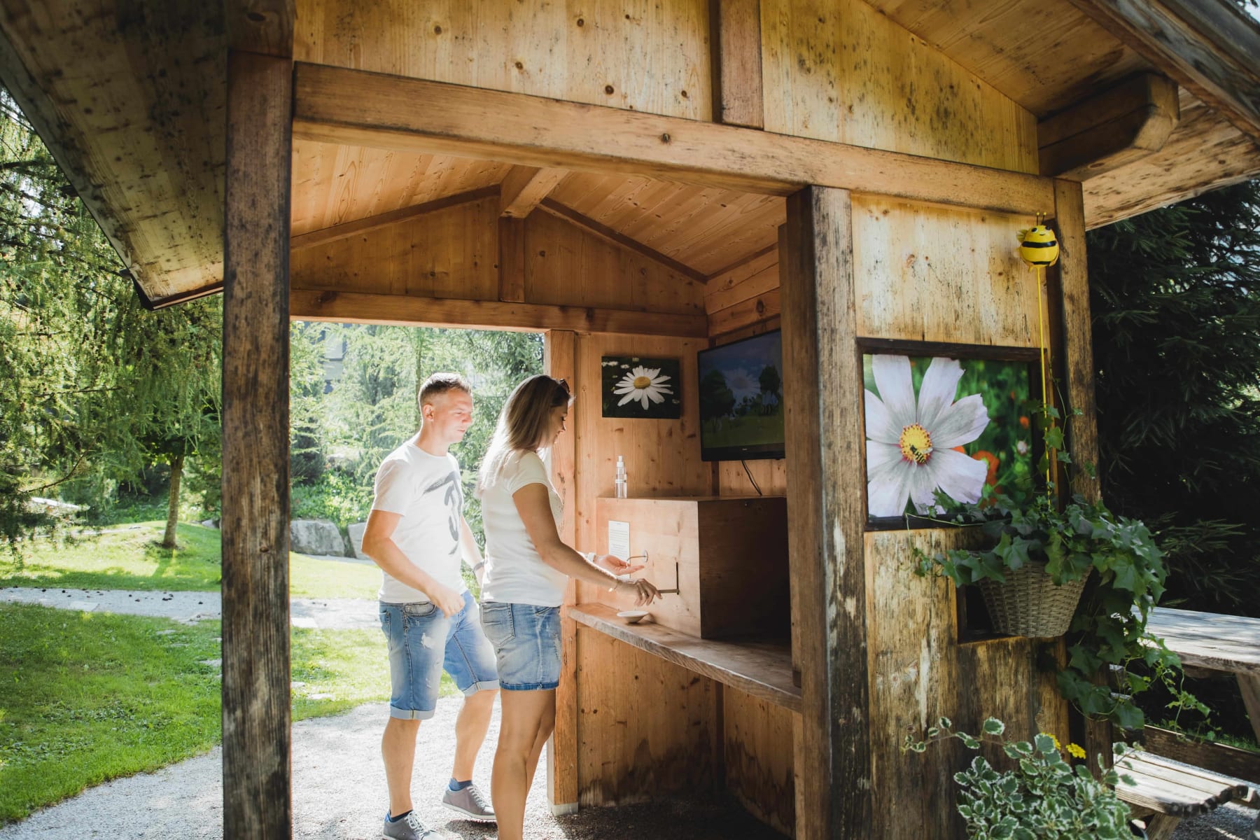 Eine Frau und ein Mann in der Vitalpinum Milch-Honig-Hütte