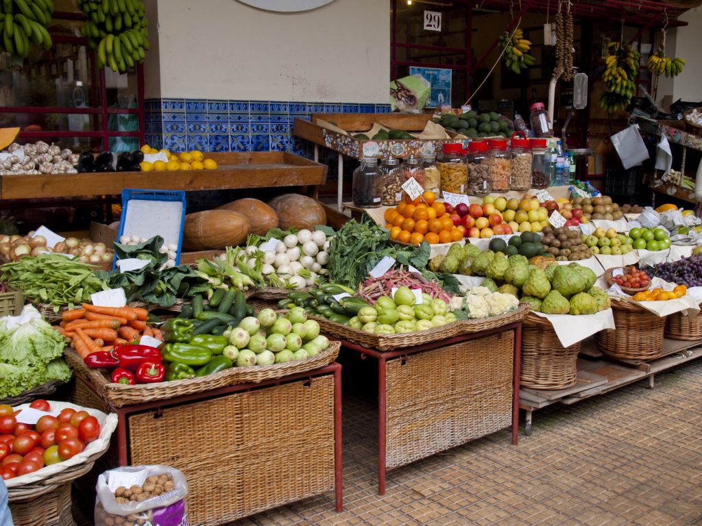 Cheap, clean and minimalistic setup for a fruit vendor