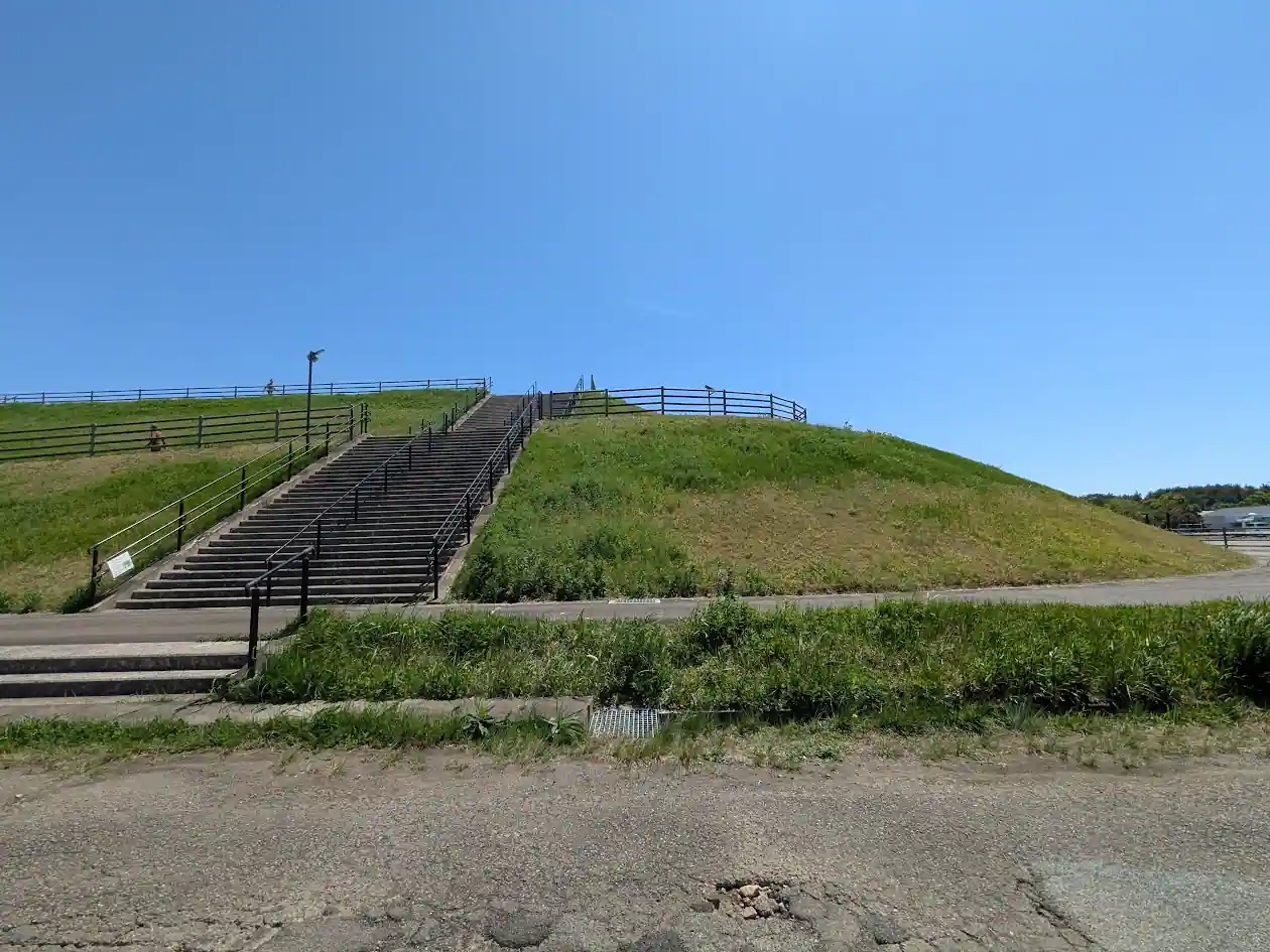 日向市財光寺にある津波避難用の避難山と階段の様子