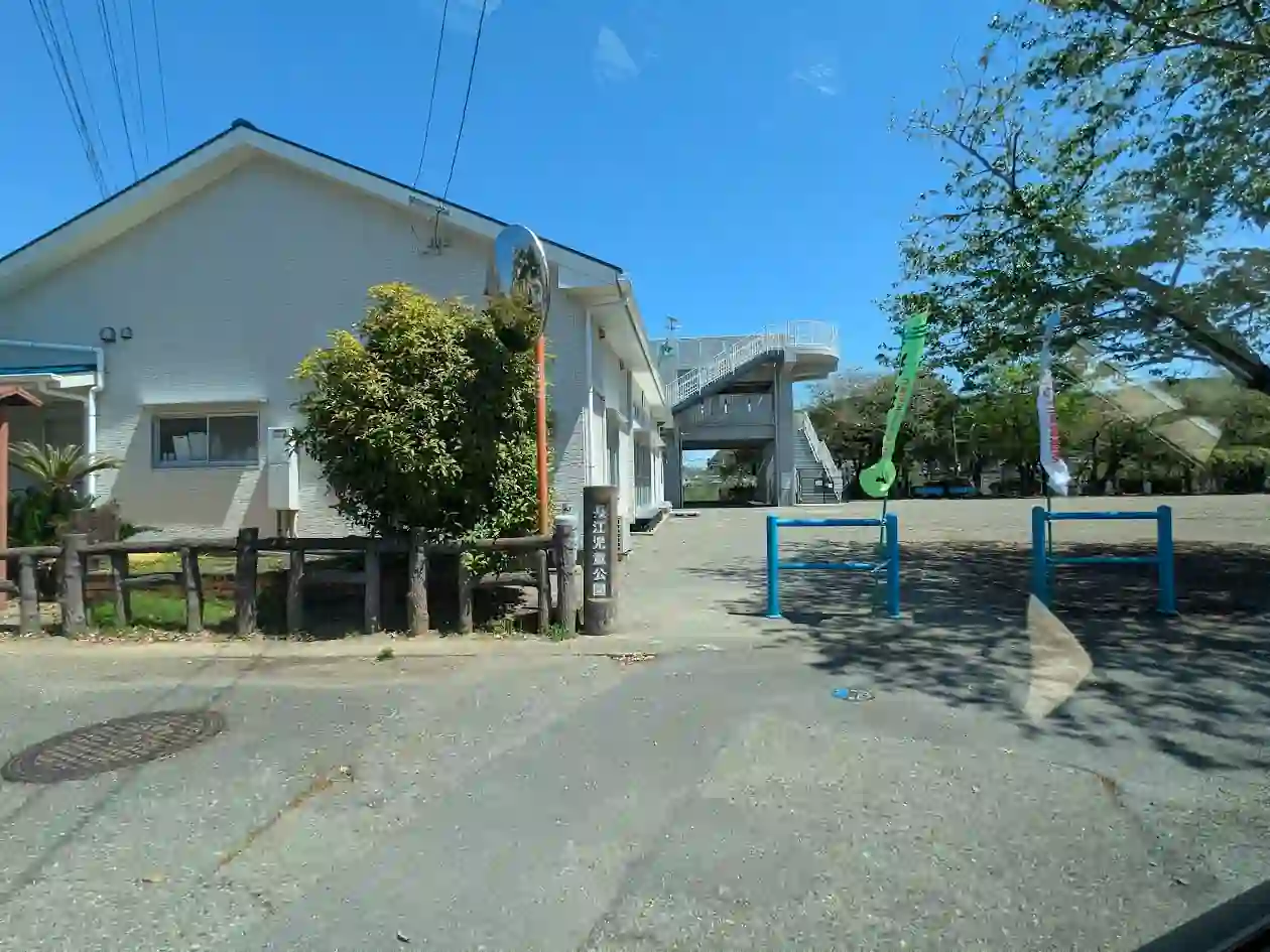 日向市財光寺にある長江児童公園の入口と広場・避難階段の様子