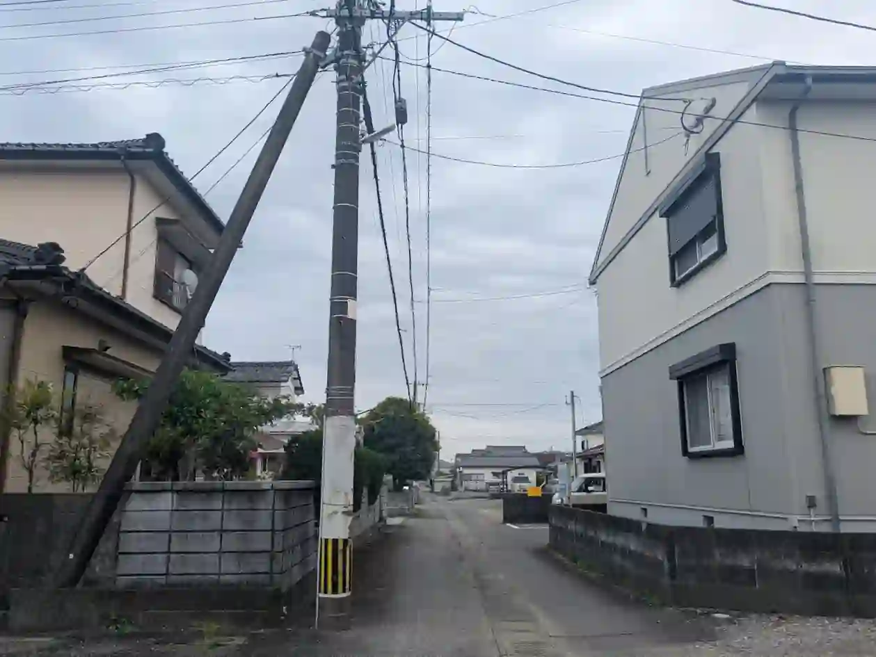 日向市財光寺エリアの住宅街にある細い道路と周辺の街並みの様子