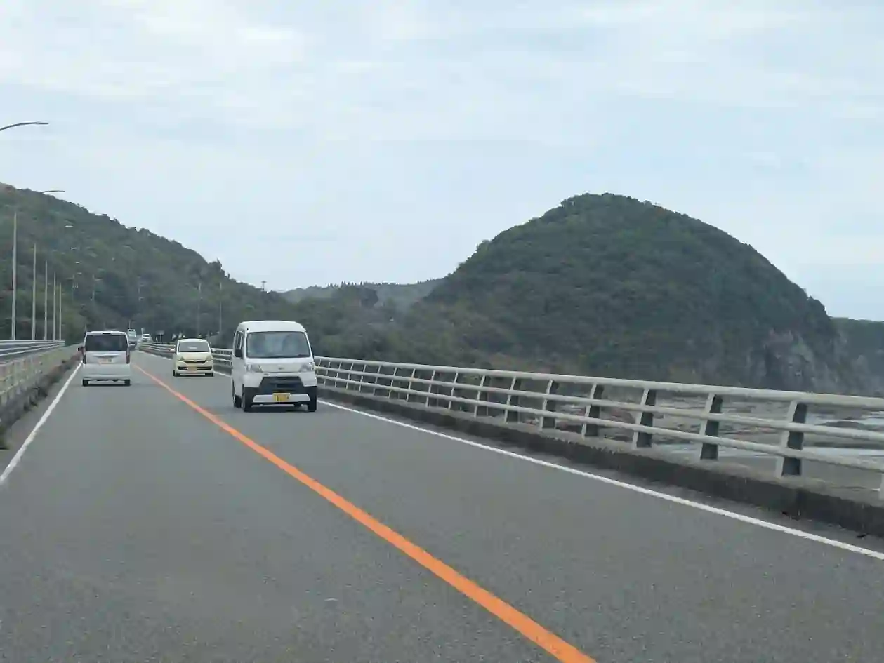 日向市財光寺エリアのバイパス道路と海沿いの景色の様子