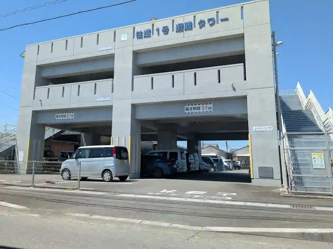 日向市財光寺にある日本ハム前の津波避難タワーと駐車スペースの様子