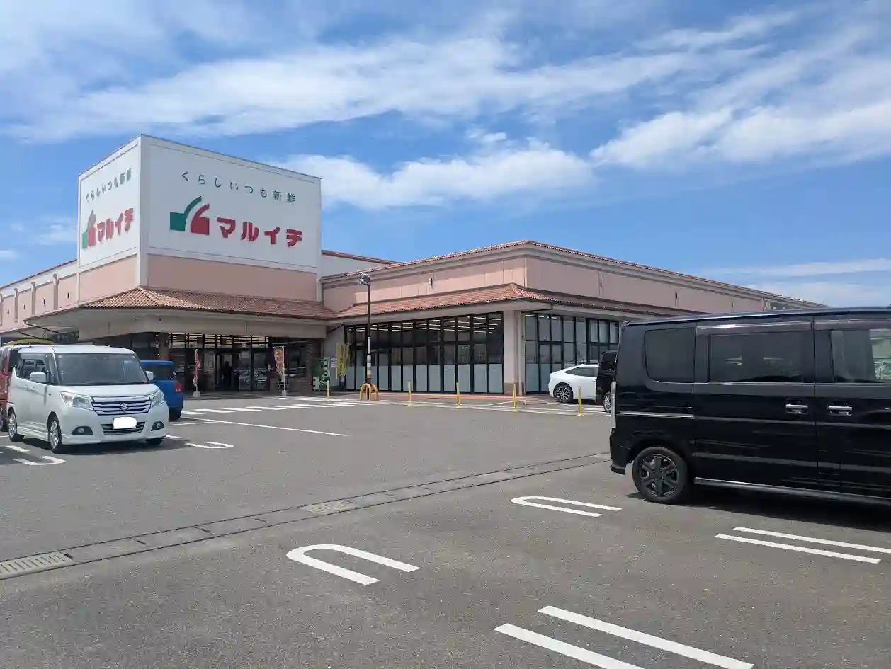 日向市財光寺にあるスーパー「マルイチ財光寺店」の店舗外観と駐車場の様子