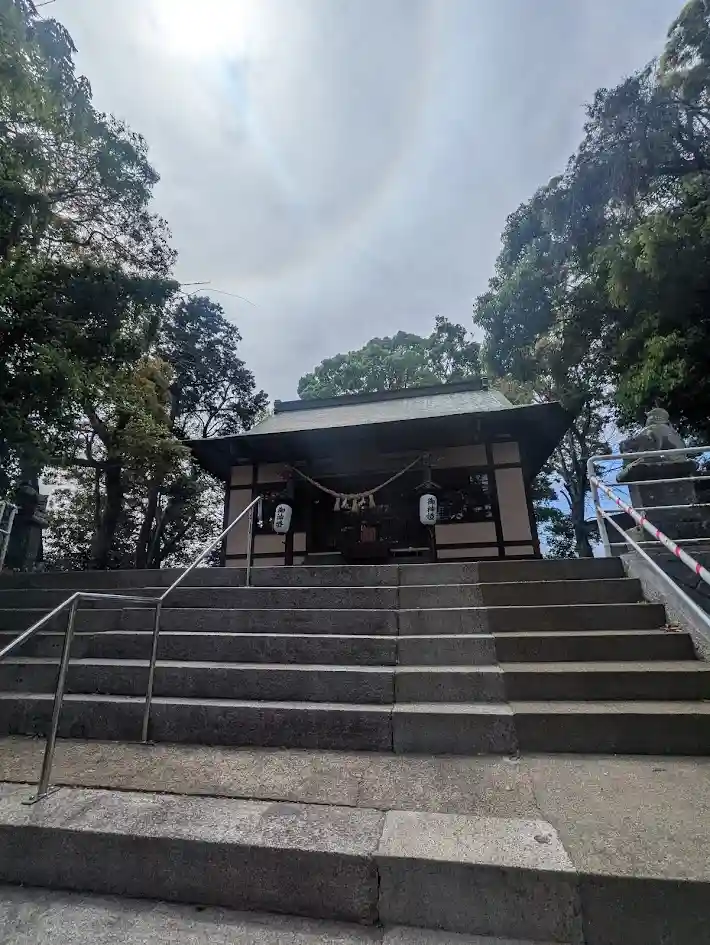 日向市財光寺にある五十猛神社の拝殿と石段の様子