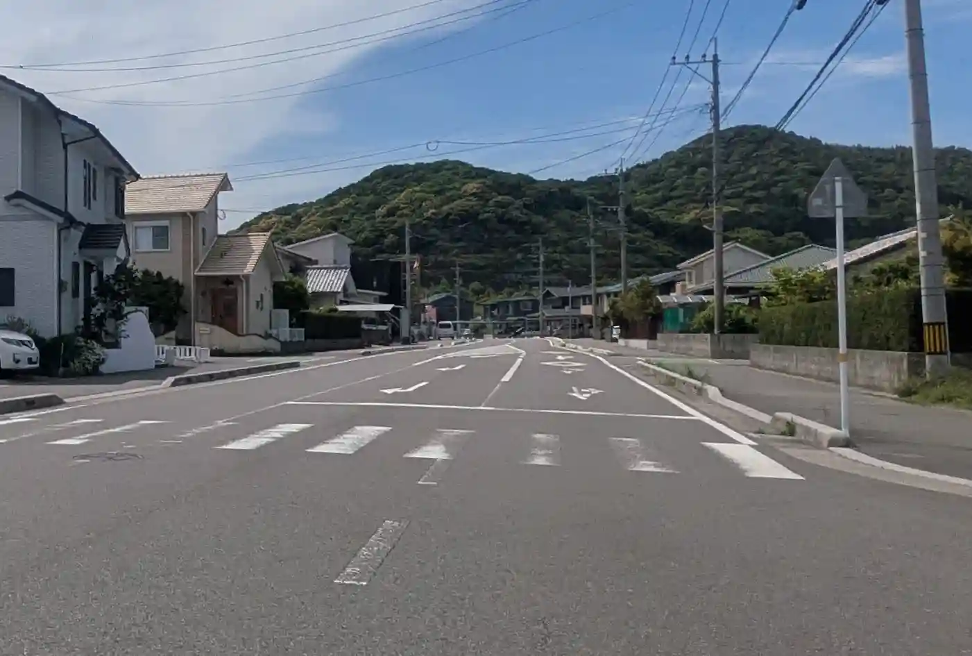 日向市財光寺西側に広がる新興住宅地と道路の街並みの様子