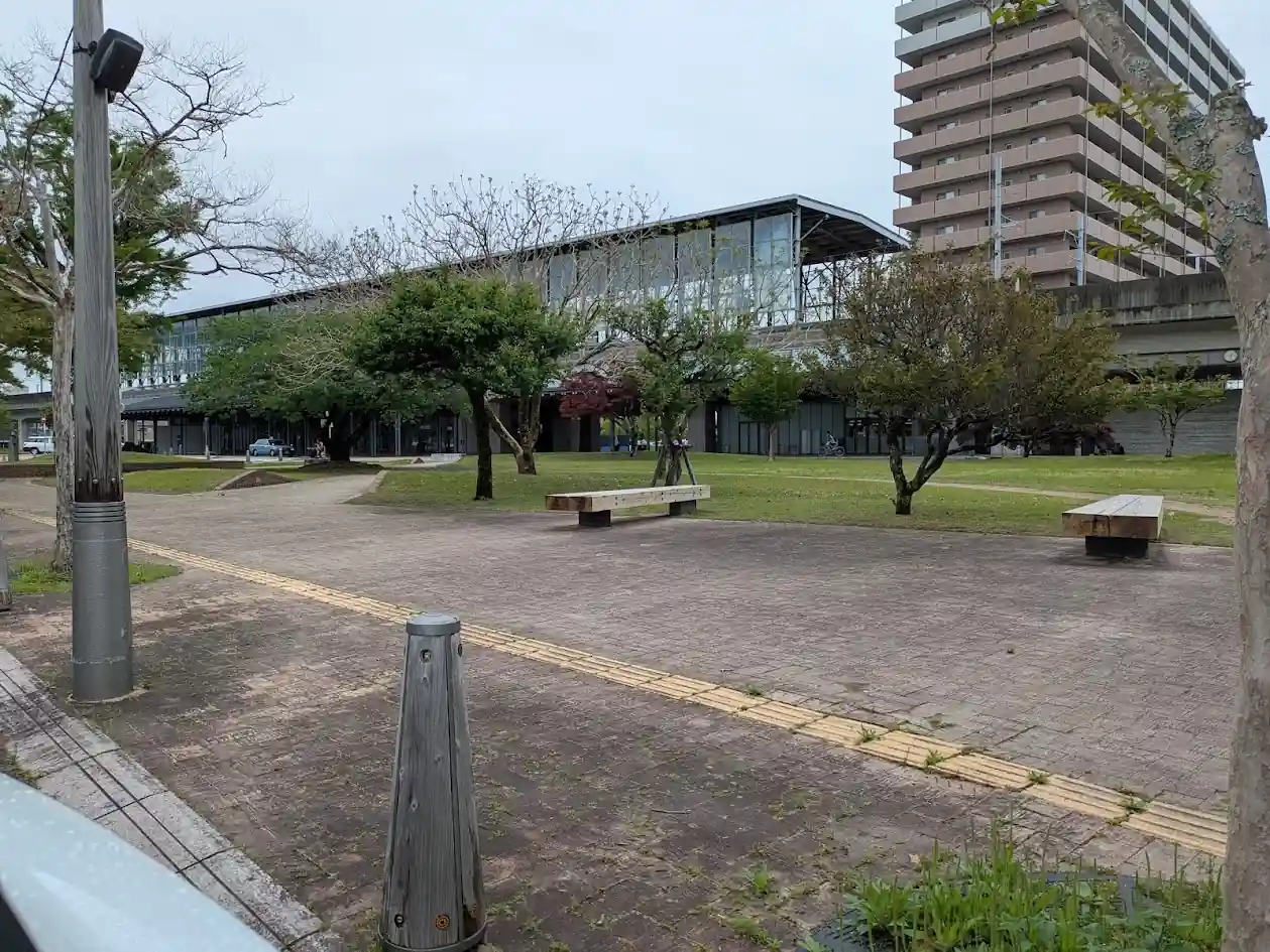 日向市駅西口周辺の広場とベンチのある公園スペースの様子