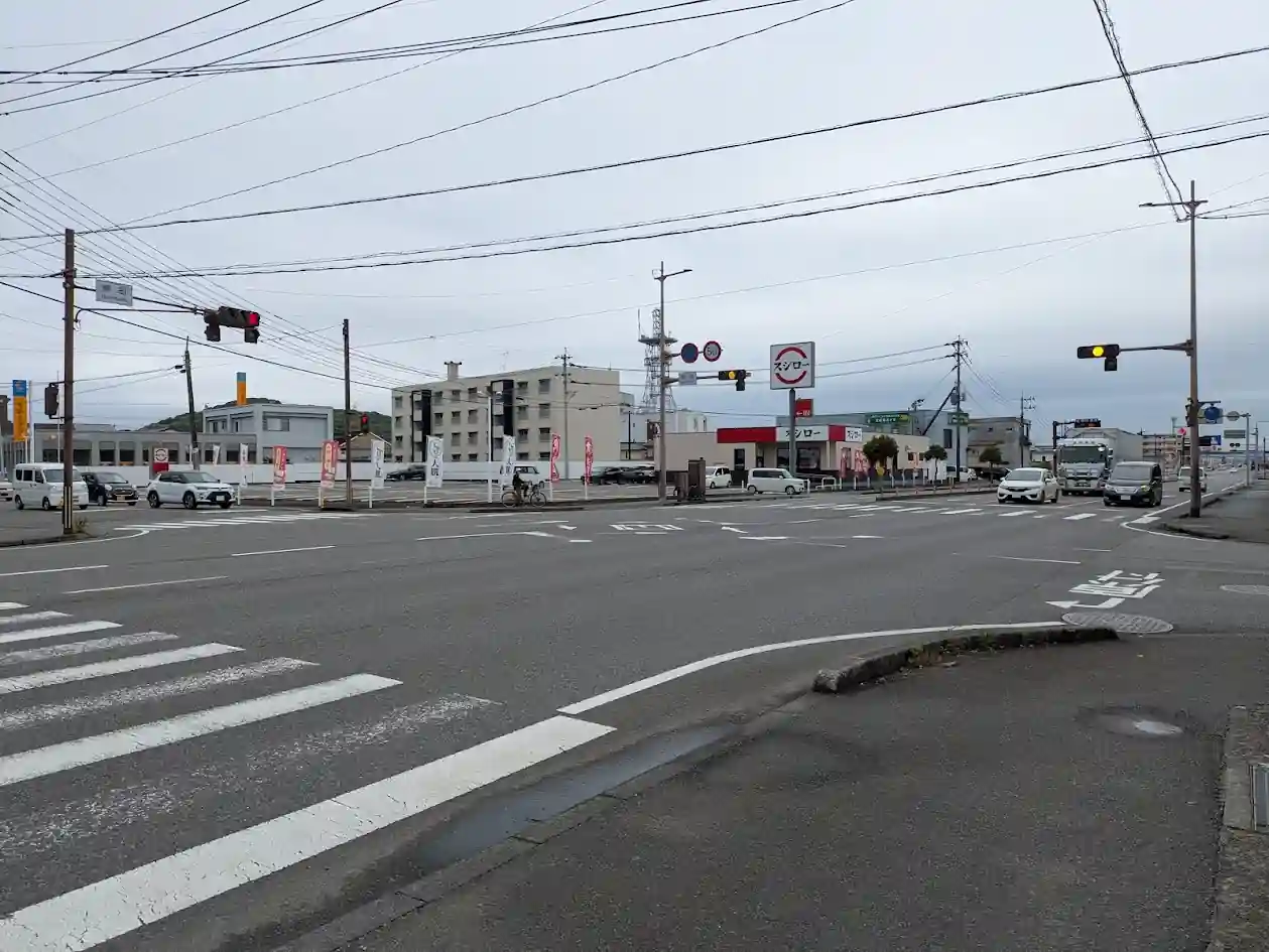 日向市原町エリアの国道10号線の交差点と周辺の道路風景