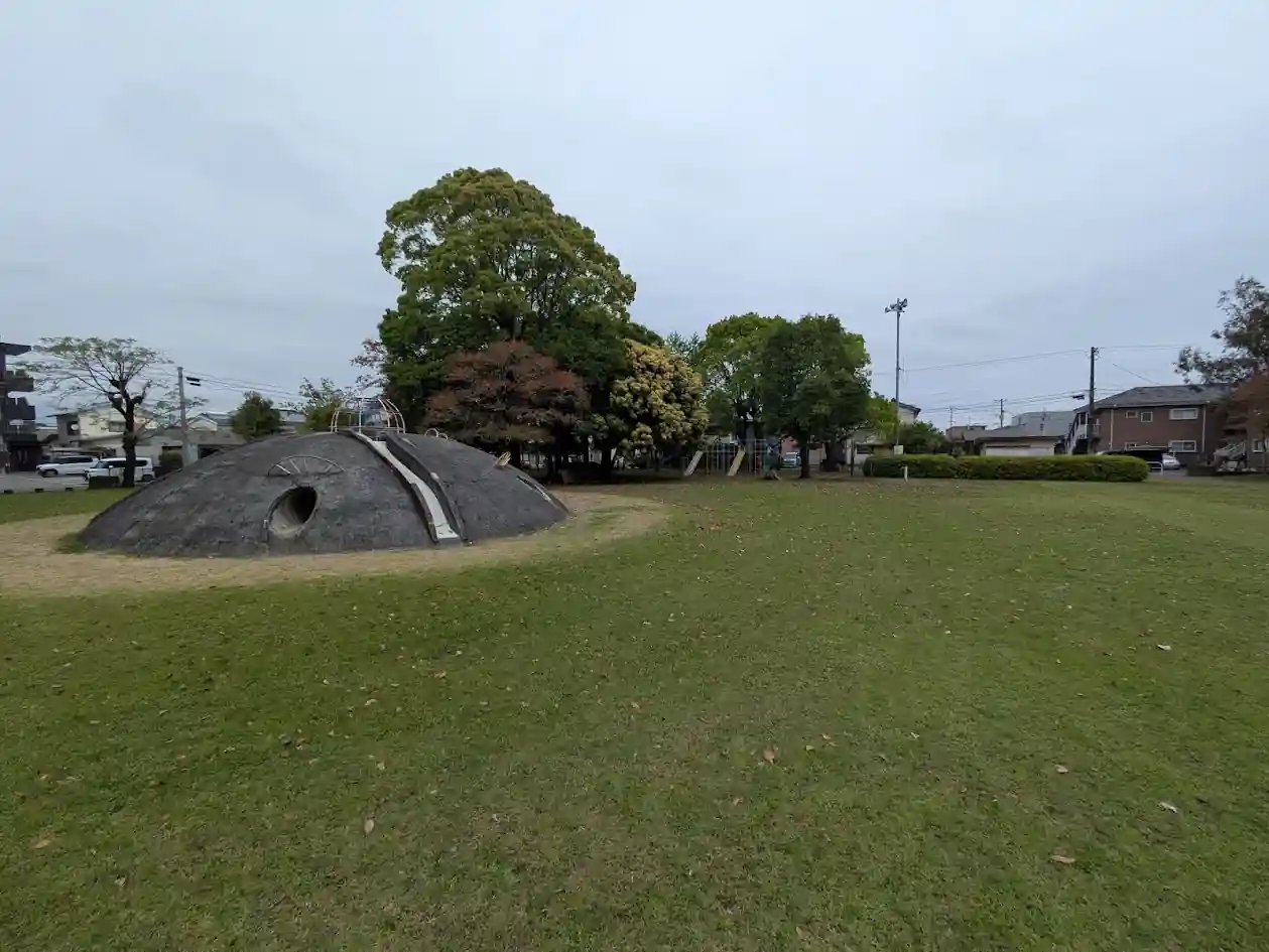 日向市原町街区公園の広場と遊具のある風景