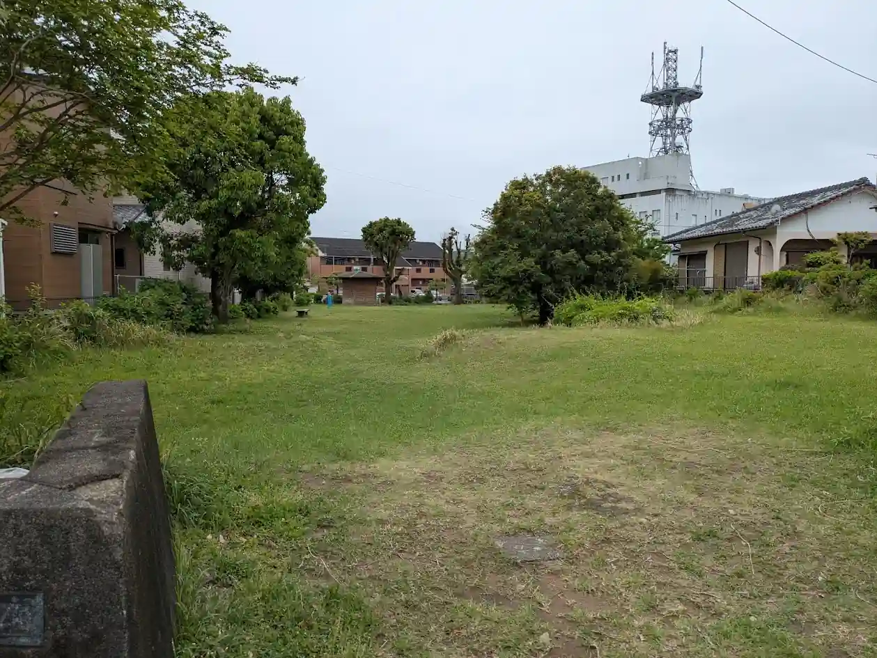 日向市西前山公園の広場と周辺住宅地の風景