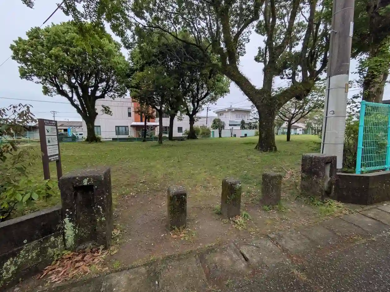 日向市蛭子公園の広場と木々に囲まれた風景